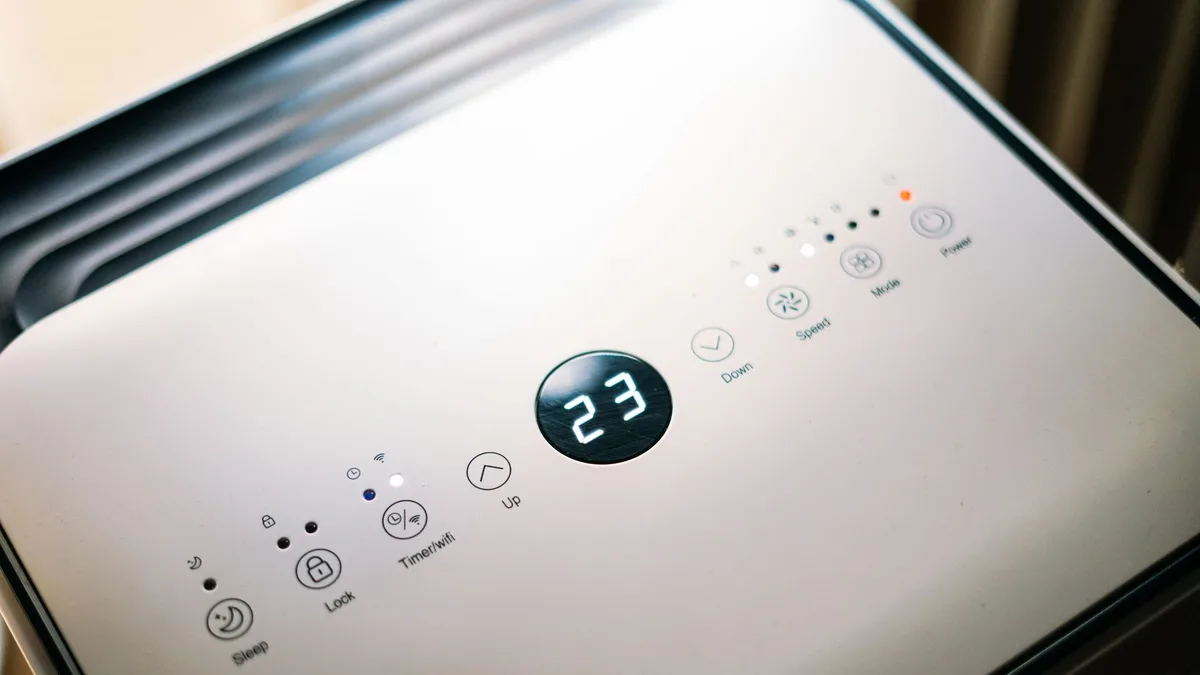 Panel de mandos de un electrodomestico con la temperatura en un display digital